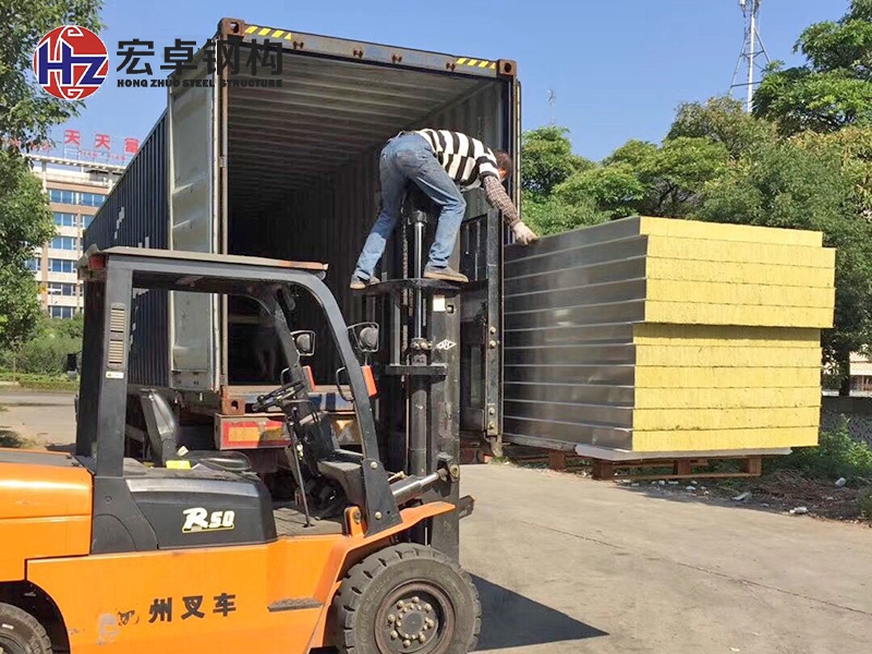钢结构材料岩棉夹芯板出口装柜