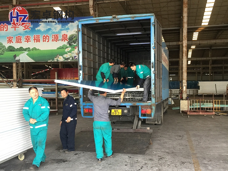 钢结构材料夹芯瓦外贸出口装柜